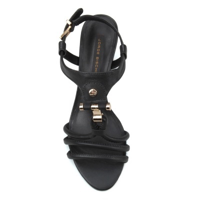 Sandália preta de salto médio com fivela dourada e detalhe decorativo