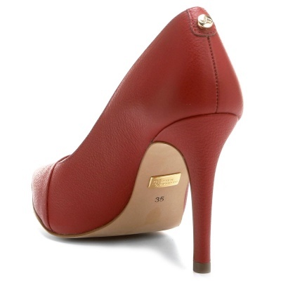 Sapato salto alto vermelho de couro com sola bege e detalhe metálico dourado