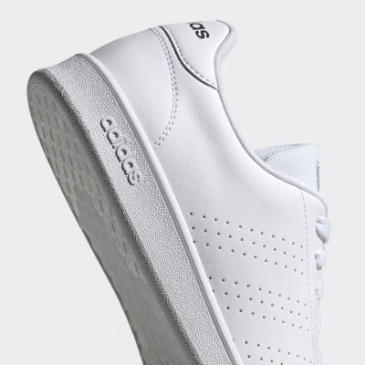 Ténis branco Adidas com sola e parte superior em branco e detalhes perfurados