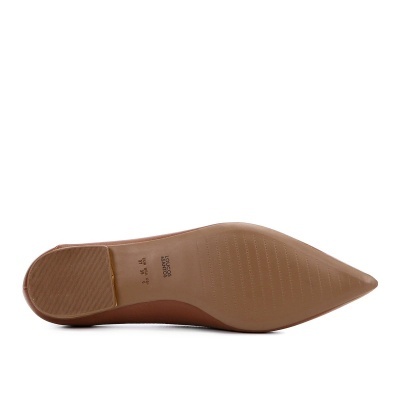 Sola castanha de sapato de salto baixo com padrão antiderrapante e texto