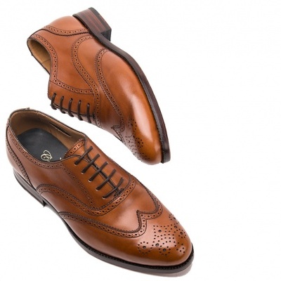 Sapatos formais masculinos castanhos em pele com padrão brogue