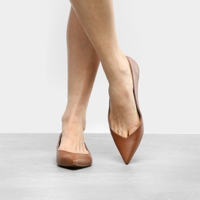 Sapatos femininos castanhos em pele com bico fino usados