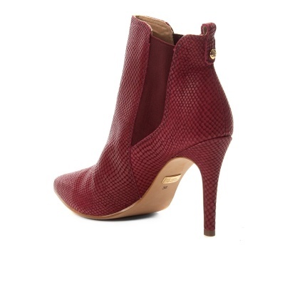 Bota feminina de salto alto bordô com padrão pele de cobra e elástico lateral