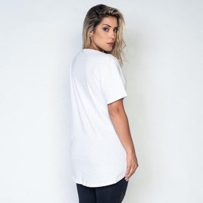 T-shirt branca de manga curta com corte alongado na parte de trás