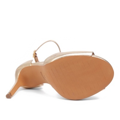 Sandália de salto alto dourada vista pela sola