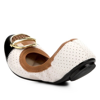 Sapatilha feminina em pele branca com biqueira preta e detalhe dourado