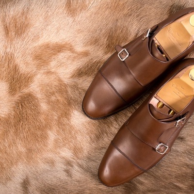 Sapatos sociais castanhos de couro sobre pele