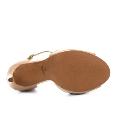 Sapato de salto alto feminino com sola castanha em verniz nude