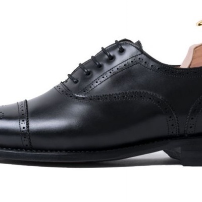 Sapato masculino clássico de couro preto com cadarços e detalhes perfurados