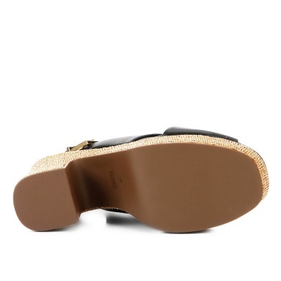 Sola de sandália plataforma preta vista de baixo, fundo branco.