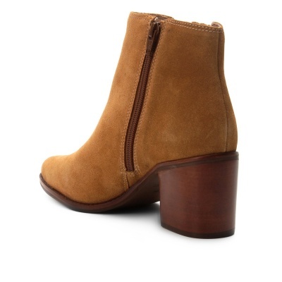 Botim feminino camurça castanha com salto médio e fecho lateral