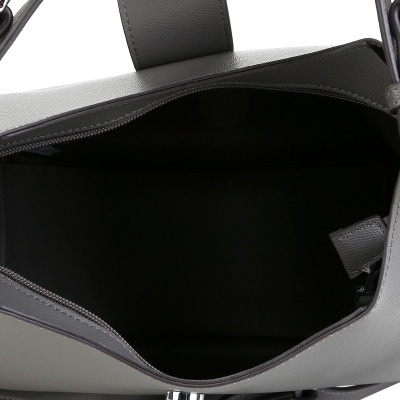 Interior de mala de couro cinza com zíper aberto