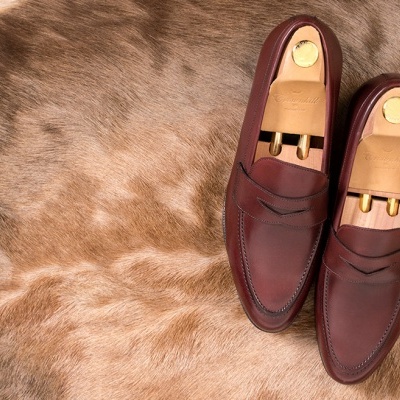 Sapatos masculinos de couro castanho escuro sobre tapete de pele