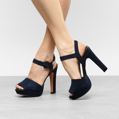 Sapatos de salto alto azul escuro com tiras e fivela