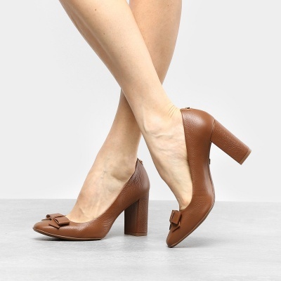 Sapatos de salto alto castanho com laço e textura em couro