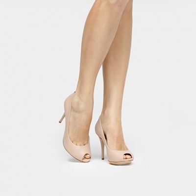Sapatos de salto alto nude open toe.