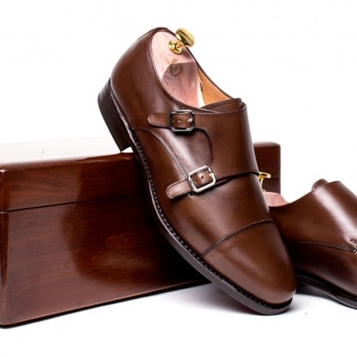 Sapatos marrons de couro com fivela dupla e caixa de madeira