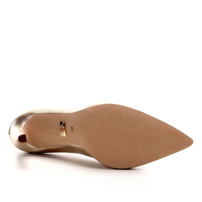 sapato feminino dourado visto por baixo com sola lisa e salto fino