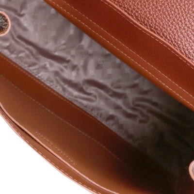 Interior de bolsa castanha com textura e forro cinza