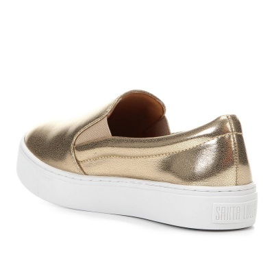 Tênis slip-on dourado com sola branca e etiqueta SANTA LOLLA