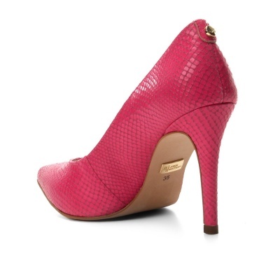 Sapato de salto alto rosa com textura de pele de cobra e placa dourada na sola