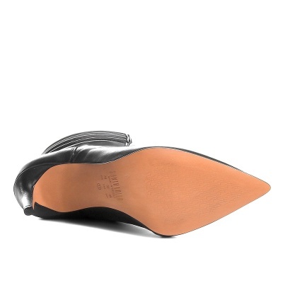 Sola de botim preto de pele com sola lisa clara e inscrição gravada.