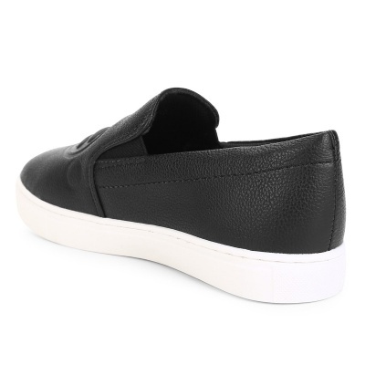Sapato slip-on preto em couro com sola branca