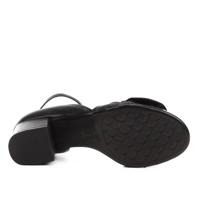 Sapato preto de salto médio visto de baixo com sola texturada