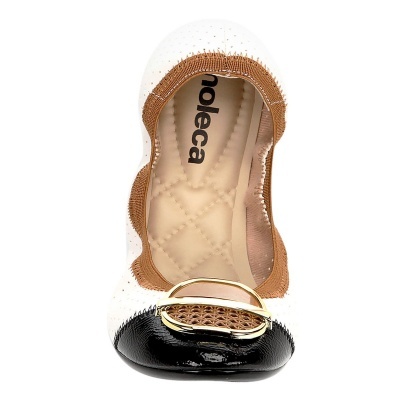 Sapatilha Moleca branca com bico preto e detalhe dourado