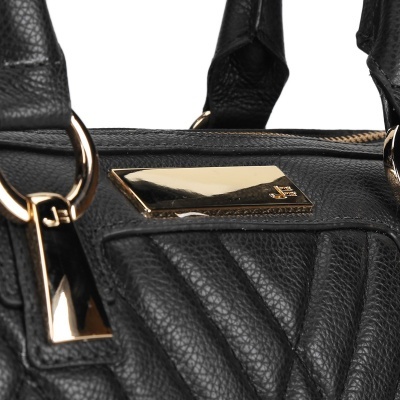 Mala preta de couro com detalhes metálicos dourados e costuras diagonais