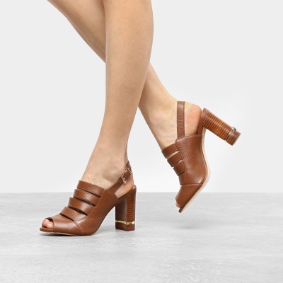 Sandálias de salto alto castanhas com correias largas em pele texturada e salto robusto com detalhe dourado