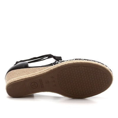 Sola de sandália de cunha com salto de corda e tiras pretas e brancas