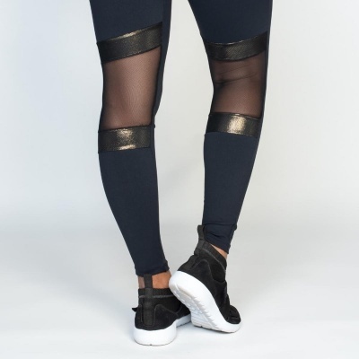 Leggings negras com painéis transparentes e detalhes brilhantes