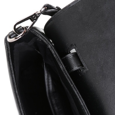 Mala preta com fecho metálico e interior forrado a tecido preto