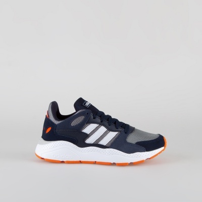 Ténis desportivo Adidas cinza e azul escuro com riscas brancas e sola laranja