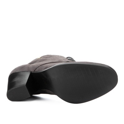 bota cinza escuro em camurça vista de baixo a mostrar a sola preta