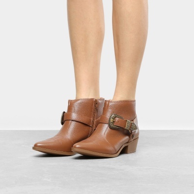 Botins castanhos em couro com fivela decorativa e salto baixo