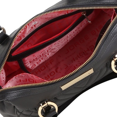 Bolsa preta com interior vermelho e texto Jorge Bischoff