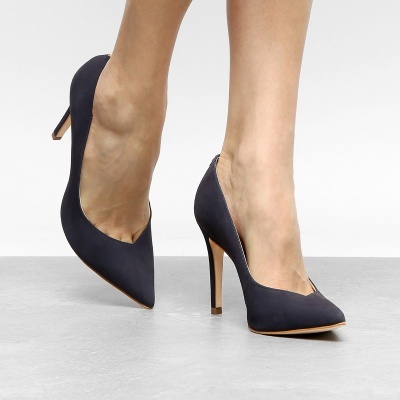sapatos altos azul escuro bico fino salto fino