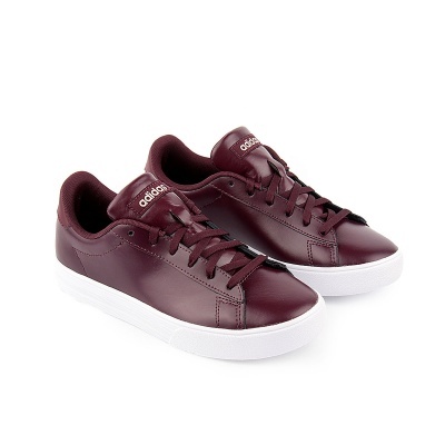 Sapatilhas Adidas bordô com sola branca e logotipo na língua