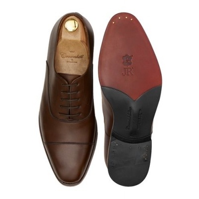 Sapatos masculinos em pele castanha com sola castanha e preta