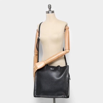 Mala de ombro preta em pele com tachas prateadas