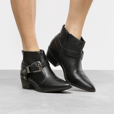 Botas pretas de couro sintético com fivela prateada e salto baixo