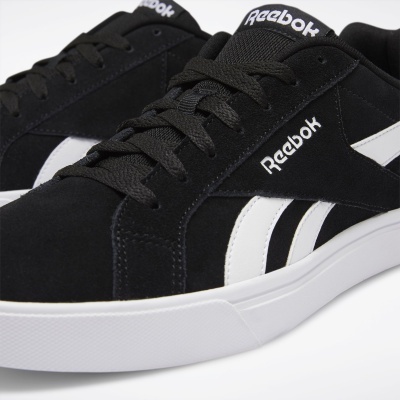 Ténis Reebok preto com detalhes brancos e sola branca em fundo claro