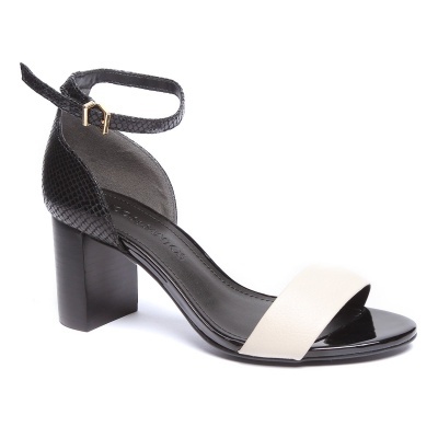 Sandália feminina preta e branca com salto grosso e fivela dourada