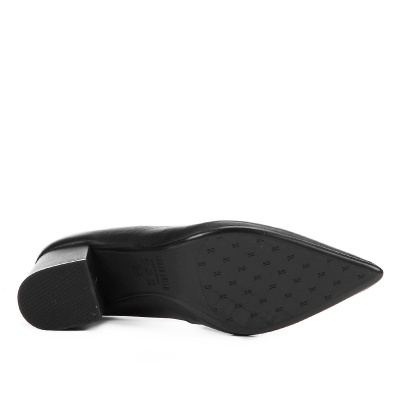 Sapato preto de salto com sola antiderrapante