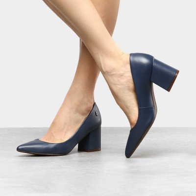 Sapatos de salto médio quadrado azul escuro em piso cinza claro