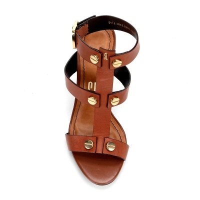 Sandália aberta castanha com tiras e rebites dourados vista de cima