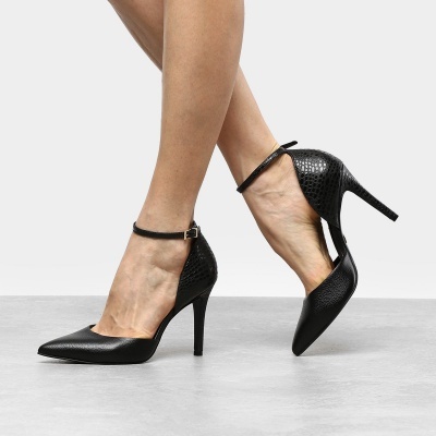 Sapatos de salto alto pretos com tiras finas ao redor do tornozelo.