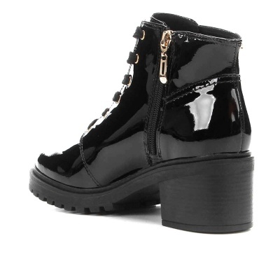 Botim feminino preto em verniz com salto médio e fecho lateral dourado